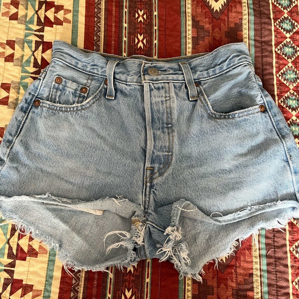 Levi 501 original light wash high waisted shorts. Size 23